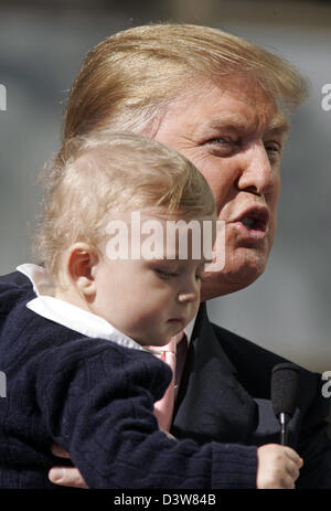 Donald Trump, der Milliardär Entwickler und Hersteller von NBC "The Apprentice", hält seinen 10 Monate alten Sohn Barron während einer Zeremonie zu ehren ihn mit einem Stern auf dem "Hollywood Walk of Fame" in Los Angeles, USA, Dienstag, 16. Januar 2007. Foto: Hubert Boesl Stockfoto