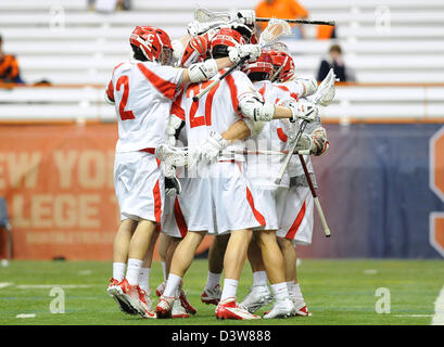 Syracuse, New York, USA. 24. Februar 2013.  Cornell Big Red Spieler feiern ein Ziel im zweiten Quartal eine NCAA Lacrosse-Spiel zwischen den Hobart Staatsmänner und die Cornell Big Red im Carrier Dome in Syracuse, New York. Cornell besiegt Hobart 19-11.  Bildnachweis: Cal Sport Media / Alamy Live News Stockfoto