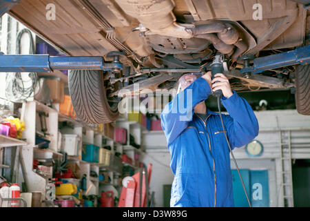 Kleine Unternehmenspraxis der Autowerkstatt garage Stockfoto