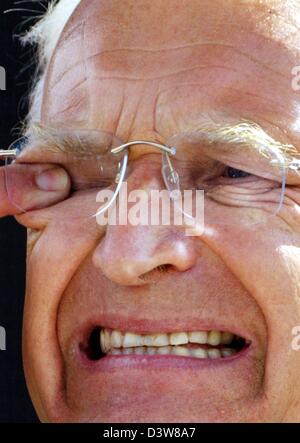 (Dpa-Datei) - reibt sich Bayerns Ministerpräsident Edmund Stoiber seine eyey in Mainz, Deutschland, 14. September 2002. Der Bayerische Ministerpräsident und Vorsitzende der christlich sozialen (CSU) wird sein Amt von seinen Ämtern am 30. September 2007 als er Donnerstag, 18. Januar 2007 in München, erklärt. Foto: Boris Roessler Stockfoto