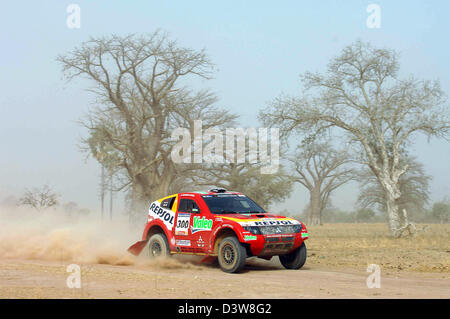 Französische Rallye pilot Stéphane Peterhansel und Französisch Copilot Jean-Paul Cottret Tempo ihre Mitsubishi Pajero MPR durch die Wüste auf der 13. Etappe der Rallye Dakar 2007 von Kayes, Tambacounda, Senegal, Mali Freitag, 19. Januar 2007. Foto: Mitsubishi Motorsport/Eric Vargiolu Stockfoto