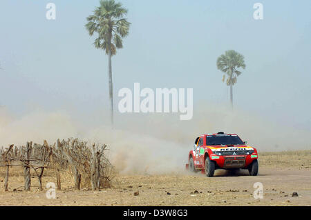 Französische Rallye pilot Stéphane Peterhansel und Französisch Copilot Jean-Paul Cottret Tempo ihre Mitsubishi Pajero MPR durch die Wüste auf der 13. Etappe der Rallye Dakar 2007 von Kayes, Tambacounda, Senegal, Mali Freitag, 19. Januar 2007. Foto: Mitsubishi Motorsport/Eric Vargiolu Stockfoto