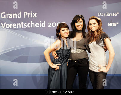 Der Sänger der Band Monrose, Bahar Kizil (L), Mandy Capristo (R) und Senna Guemmour (C) Pose auf einer Pressekonferenz im deutschen Halbfinale für den Eurovision Song Contest 2007 in Hamburg, Deutschland, Dienstag, 23. Januar 2007. Das deutsche Finale statt findet am 8. März 2007 an der "Schauspielhaus Hamburg". Monrose wird von drei Akten am Finale teilnehmen. Foto: Ulri Stockfoto