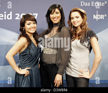 Der Sänger der Band Monrose, Bahar Kizil (L), Mandy Capristo (R) und Senna Guemmour (C) Pose auf einer Pressekonferenz im deutschen Halbfinale für den Eurovision Song Contest 2007 in Hamburg, Deutschland, Dienstag, 23. Januar 2007. Das deutsche Finale statt findet am 8. März 2007 an der "Schauspielhaus Hamburg". Monrose wird von drei Akten am Finale teilnehmen. Foto: Ulric Stockfoto