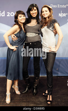 Der Sänger der Band Monrose, Bahar Kizil (L), Mandy Capristo (R) und Senna Guemmour (C) Pose auf einer Pressekonferenz im deutschen Halbfinale für den Eurovision Song Contest 2007 in Hamburg, Deutschland, Dienstag, 23. Januar 2007. Das deutsche Finale statt findet am 8. März 2007 an der "Schauspielhaus Hamburg". Monrose wird von drei Akten am Finale teilnehmen. Foto: Ulri Stockfoto