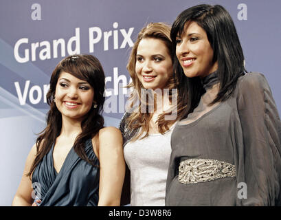 Der Sänger der Band Monrose, Bahar Kizil (L), Mandy Capristo (C) und Senna Guemmour (R) Pose auf einer Pressekonferenz im deutschen Halbfinale für den Eurovision Song Contest 2007 in Hamburg, Deutschland, Dienstag, 23. Januar 2007. Das deutsche Finale statt findet am 8. März 2007 an der "Schauspielhaus Hamburg". Monrose wird von drei Akten am Finale teilnehmen. Foto: Ulric Stockfoto