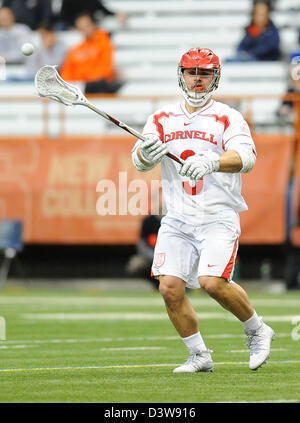 Syracuse, New York, USA. 24. Februar 2013.  Cornell Big Red Attackman Rob Pannell #3 macht einen Pass im zweiten Quartal eine NCAA Lacrosse Spiel zwischen die Hobart Staatsmänner und die Cornell Big Red im Carrier Dome in Syracuse, New York.  Bildnachweis: Cal Sport Media / Alamy Live News Stockfoto