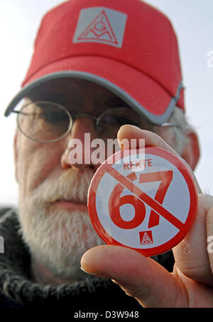 Ein BMW-Mitarbeiter hält einen Aufkleber gegen die Altersrente im Alter von 67 Jahren während einer Protest-Rallye in Regensburg, Deutschland, Freitag, 26. Januar 2007. Für den Start ihrer Protest-Kampagne, einschließlich Streiks erwartet die IG Metall in Bayern rund 20 000 Teilnehmer. Foto: Armin Weigel Stockfoto