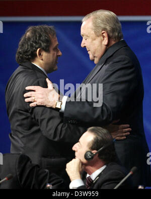 Lennart Johansson (R) gratuliert Michel Platini bei der XXXI. UEFA-Kongress in Düsseldorf Freitag, 26. Januar 2007. Platini wurde der neue UEFA-Präsident des Kongresses gewählt. Die 5 - Jahre alten Franzosen erhielt 27 Stimmen der UEFA Delegierten während der ehemalige Präsident Schweden Lennart Johansson nur 23 erhielt. Foto: Roland Weihrauch Stockfoto