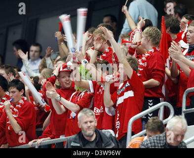 Dänischen Fans jubeln ihrem Team während 2007 Handball Deutschland-WM-Spiel Spanien gegen Dänemark in Mannheim, Deutschland, Donnerstag, 25. Januar 2007. Spanien verlor das Spiel 23-27. Foto: Uli Deck
