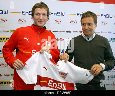 Der deutsche Stürmer Benjamin Lauth (L) präsentiert seine New-Jersey mit deutschen Bundesliga Club VfB Stuttgart Sportdirektor Horst Heldt in Stuttgart, Deutschland, Donnerstag, 25. Januar 2007. Hamburger SV Lauth verbindet Stuttgart ausgeliehen. Foto: Bernd Weissbrod Stockfoto