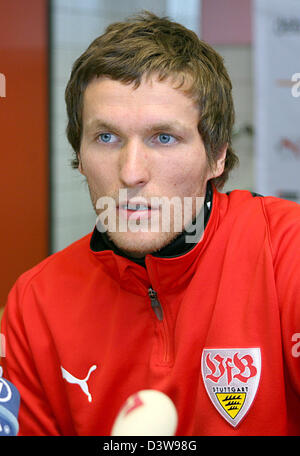 Der deutsche Stürmer Benjamin Lauth (L) präsentiert seine New-Jersey mit deutschen Bundesliga Club VfB Stuttgart Sportdirektor Horst Heldt in Stuttgart, Deutschland, Donnerstag, 25. Januar 2007. Hamburger SV Lauth verbindet Stuttgart ausgeliehen. Foto: Bernd Weissbrod Stockfoto