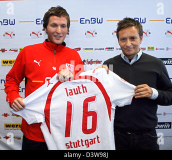 Der deutsche Stürmer Benjamin Lauth (L) präsentiert seine New-Jersey mit deutschen Bundesliga Club VfB Stuttgart Sportdirektor Horst Heldt in Stuttgart, Deutschland, Donnerstag, 25. Januar 2007. Hamburger SV Lauth verbindet Stuttgart ausgeliehen. Foto: Bernd Weissbrod Stockfoto