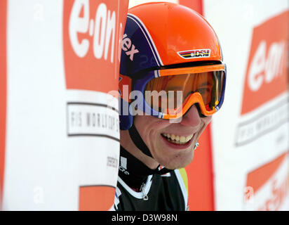 Deutscher Skispringer Stephan Hocke freut sich über seinen Sprung am Schattenberg Sprung von Oberstdorf, Deutschland, Freitag, 26. Januar 2007. Wegen des Mangels an Schnee soll der Skiflug-zu zwei Sprünge auf der Schanze. Foto: Matthias Schrader Stockfoto