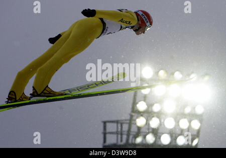 Das Foto zeigt deutschen Skispringer Michael Uhrmann in der Luft vor die Flutlicht an der "Schattenbergschanze"-springen in Oberstdorf, Deutschland, Samstag, 27. Januar 2007. Foto: Peter Kneffel Stockfoto