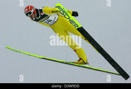 Das Foto zeigt deutschen Skispringer Michael Uhrmann während seiner Prüfung direkt in die "Schattenbergschanze"-springen in Oberstdorf, Deutschland, Samstag, 27. Januar 2007. Foto: Matthias Schrader Stockfoto