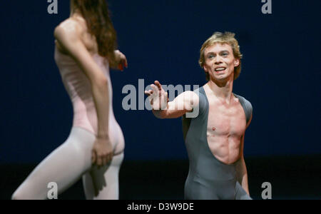 Ballett-Tänzer, Vladimir Malakhov (R) und Shoko Nakamura (L) tanzen bei der Foto-Probe für Ballett-Gala Malakhov an der "Deutschen Oper" (Deutsche Oper) Berlin, Deutschland, Samstag, 27. Januar 2007. Malakhov, Direktor des Staatsballetts Berlin feiert seinen 20. Bühnenjubiläum und präsentiert sein Programm "Malakhov & Freunde". Foto: Gero Breloer Stockfoto