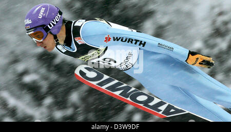 Das Foto zeigt deutschen Skispringer Martin Schmitt während seiner Prüfung direkt in die "Schattenbergschanze"-springen in Oberstdorf, Deutschland, Samstag, 27. Januar 2007. Foto: Matthias Schrader Stockfoto