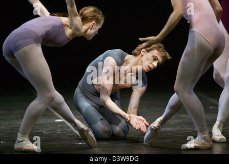 Ballett-Tänzer Nadja Saidakova (L-R), Vladimir Malakhov und Shoko Nakamura Tanz bei der Foto-Probe für Ballett-Gala Malakhov an der "Deutschen Oper" (Deutsche Oper) Berlin, Deutschland, Samstag, 27. Januar 2007. Russische Malakhov, Direktor des Staatsballetts Berlin feiert seinen 20. Bühnenjubiläum und präsentiert sein Programm "Malakhov & Freunde". Foto: Gero Breloer Stockfoto