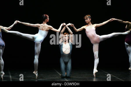 Ballett-Tänzer Beatrice Knop (L-R), Vladimir Malakhov und Shoko Nakamura Tanz bei der Foto-Probe für Ballett-Gala Malakhov an der "Deutschen Oper" (Deutsche Oper) Berlin, Deutschland, Samstag, 27. Januar 2007. Russische Malakhov, Direktor des Staatsballetts Berlin feiert seinen 20. Bühnenjubiläum und präsentiert sein Programm "Malakhov & Freunde". Foto: Gero Breloer Stockfoto