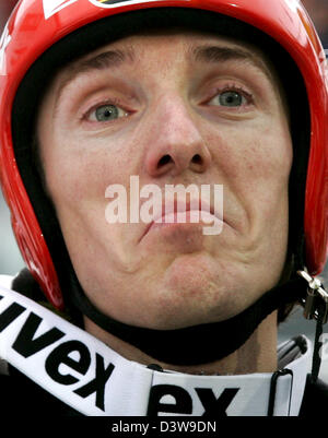 Deutscher Skispringer, Drittplatzierte Michael Uhrmann, zeigt ein glücklich und überrascht Gesicht nach dem Wettbewerb bei den "Schattenbergschanze"-springen in Oberstdorf, Deutschland, Samstag, 27. Januar 2007. Foto: Matthias Schrader Stockfoto