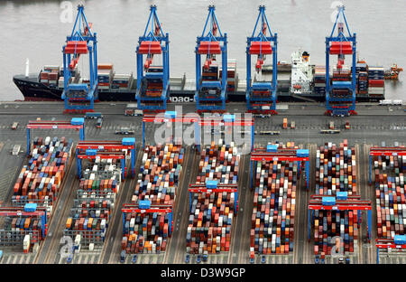 Die Luftaufnahme zeigt ein Schiff der Hapag-Lloyd am Pier von Altenwerder Container terminal, Hamburger Hafen, Hamburg, Germany, 23. Januar 2007. Containerterminal Altenwerder zählt zu den modernsten Container Transfer-Einrichtungen in Europa. Foto: Kay Nietfeld Stockfoto