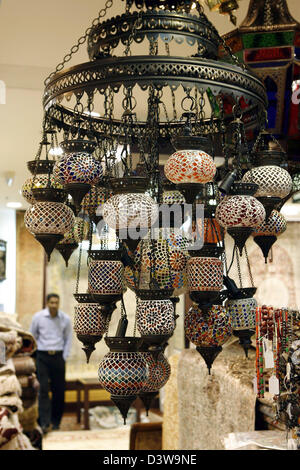 Das Bild zeigt traditionelle, antike Lampen aus bunten Glasstücke in einem Geschäft im Madinat Jumeirah Shopping-Center in Dubai, Vereinigte Arabische Emirate (VAE), 7. Januar 2007. Foto: Daniel Karmann Stockfoto