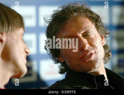 Deutsche Bundesliga-Verein Hamburger SV neue signierte Stürmer, kroatische internationale Ivica Olic (L), Chats mit Kopf Trainer Thomas Doll (R) bei seiner Präsentation in Hamburg, Deutschland, Dienstag, 30. Januar 2007. Olic links russische ZSKA Moskau zu Doll Job zu retten. Foto: Kay Nietfeld Stockfoto