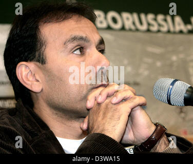 Neue vorläufige Cheftrainer der Borussia Moenchengladbach, Jos Luhukay ist auf einer Pressekonferenz in Mönchengladbach, Mittwoch, 31. Januar 2007 abgebildet. Jupp Heynckes sein Amt als Cheftrainer vor. Foto: Achim Scheidemann Stockfoto