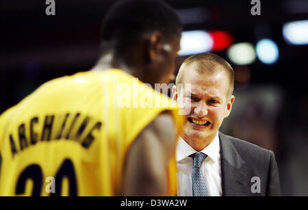 Berlins Chris Owens versucht zu überspielen Madrids Felipe Reyes während der Basketball ULEB Cup letzten 16 Runden Alba Berlin Vs Real Madrid in der Max Schmeling Halle in Berlin, Deutschland, Mittwoch, 31. Januar 2007. Berlin verlor der 65-bis 74-jährigen. Foto: Steffen Kugler Stockfoto