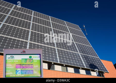 Tracking-solar-Photovoltaik-Panels außerhalb der University of Central Lancashire, Preston, UK. Stockfoto