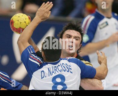 Französische Spieler Daniel Narcisse (vorne) Stopps Deutschland Andrej Klimovets während der Handball-WM Halbfinale 2007 überein Deutschland Vs Frankreich am Kölnarena in Köln, Deutschland, Donnerstag, 1. Februar 2007. Foto: Achim Scheidemann Stockfoto