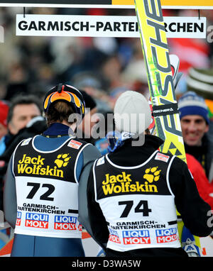 Österreichischer Skispringer Gregor Schlierenzauer (R) und Janne Ahonen von Finnland (L) stehen vereint, wie er den Tag des neuen Jahres springen, die zweite Etappe der FIS Vierschanzentournee vor Ahonen auf der neuen Schanze Garmisch-Partenkirchen, Deutschland, 1. Januar 2008 gewinnt. Schlierenzauer übernimmt die Führung in der Gesamtwertung vor seinem Landsmann Thomas Morgenstern und Janne Ahonen. Foto: PETER KNE Stockfoto