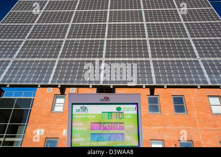 Tracking-solar-Photovoltaik-Panels außerhalb der University of Central Lancashire, Preston, UK. Stockfoto