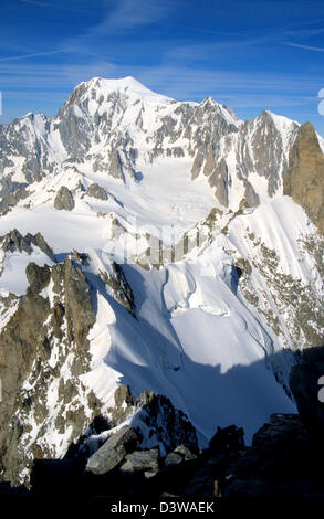 Blick auf den Mont Blanc vom Aiguille de Rochefort, Mont Blanc Bergmassiv, Savoyer Alpen, Frankreich. Stockfoto