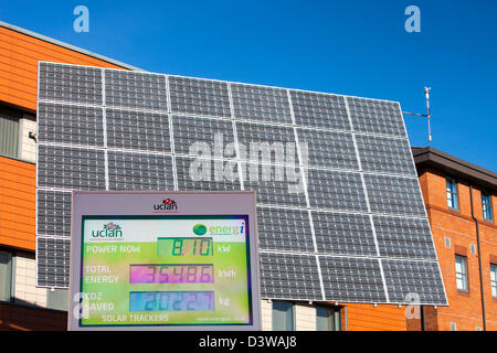 Tracking-solar-Photovoltaik-Panels außerhalb der University of Central Lancashire, Preston, UK. Stockfoto