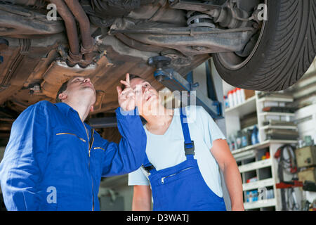 Kleine Unternehmenspraxis der Autowerkstatt garage Stockfoto