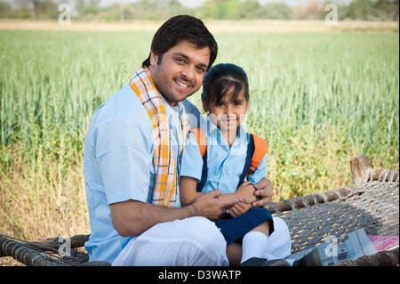 Bauer und seine Tochter im Feld Sohna, Haryana, Indien Stockfoto