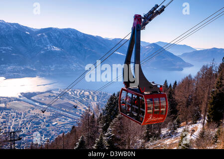 Seilbahn von Locarno auf Cardada mit Blick auf den Lago Maggiore, Tessin, Schweiz Stockfoto