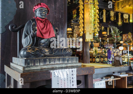 Schließen Sie die Ansicht einer Statue innen Chion-Ji Tempels, Kyoto, Japan, Asien Stockfoto