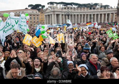 Vatikan-Stadt. 24. Februar 2013. Menschen versammeln sich am St.-Peters-Platz am 24. Februar 2013 bis zum letzten Angelusgebet des bald ausscheidenden Papst Benedict XV Kredits zuzuhören: Dpa/Alamy Live-Nachrichten Stockfoto