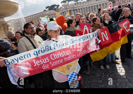 Vatikan-Stadt. 24. Februar 2013. Menschen versammeln sich am St.-Peters-Platz am 24. Februar 2013 bis zum letzten Angelusgebet des bald ausscheidenden Papst Benedict XV Kredits zuzuhören: Dpa/Alamy Live-Nachrichten Stockfoto