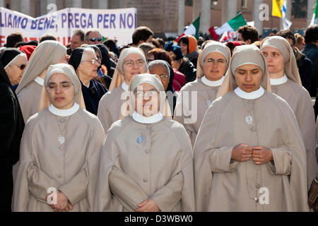 Vatikan-Stadt. 24. Februar 2013. Menschen versammeln sich am St.-Peters-Platz am 24. Februar 2013 bis zum letzten Angelusgebet des bald ausscheidenden Papst Benedict XV Kredits zuzuhören: Dpa/Alamy Live-Nachrichten Stockfoto