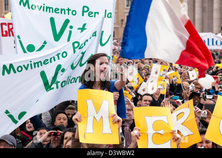 Vatikan-Stadt. 24. Februar 2013. Menschen versammeln sich am St.-Peters-Platz am 24. Februar 2013 bis zum letzten Angelusgebet des bald ausscheidenden Papst Benedict XV Kredits zuzuhören: Dpa/Alamy Live-Nachrichten Stockfoto