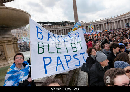 Vatikan-Stadt. 24. Februar 2013. Menschen versammeln sich am St.-Peters-Platz am 24. Februar 2013 bis zum letzten Angelusgebet des bald ausscheidenden Papst Benedict XV Kredits zuzuhören: Dpa/Alamy Live-Nachrichten Stockfoto