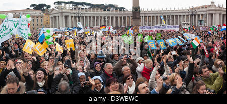 Vatikan-Stadt. 24. Februar 2013. Menschen versammeln sich am St.-Peters-Platz am 24. Februar 2013 bis zum letzten Angelusgebet des bald ausscheidenden Papst Benedict XV Kredits zuzuhören: Dpa/Alamy Live-Nachrichten Stockfoto