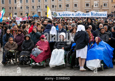 Vatikan-Stadt. 24. Februar 2013. Menschen versammeln sich am St.-Peters-Platz am 24. Februar 2013 bis zum letzten Angelusgebet des bald ausscheidenden Papst Benedict XV Kredits zuzuhören: Dpa/Alamy Live-Nachrichten Stockfoto