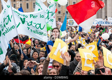 Vatikan-Stadt. 24. Februar 2013. Menschen versammeln sich am St.-Peters-Platz am 24. Februar 2013 bis zum letzten Angelusgebet des bald ausscheidenden Papst Benedict XV Kredits zuzuhören: Dpa/Alamy Live-Nachrichten Stockfoto