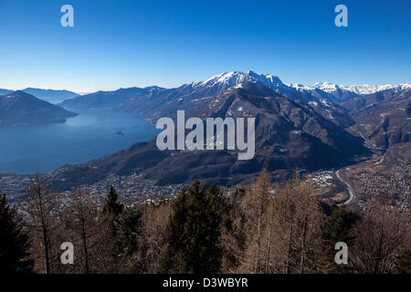 Blick auf den Lago Maggiore und Centovalli von Cardada, Tessin, Schweiz Stockfoto