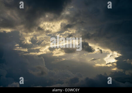 Sonnenstrahlen durch stürmische Dramatischer Himmel Stockfoto